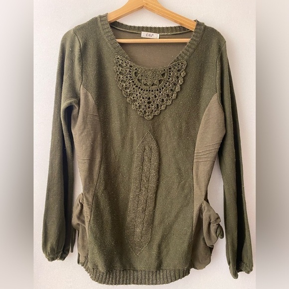 VINTAGE U&P GREEN SWEATER WITH ACCENTS - Picture 1 of 3